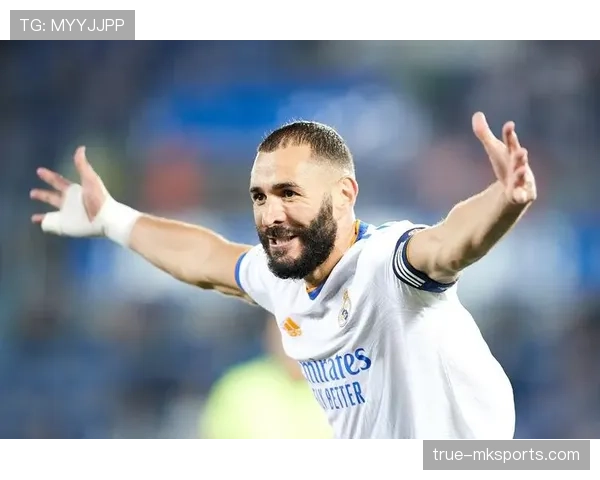 本泽马 vs 苏亚雷斯:终结效率与战术角色差异 本泽马 vs 苏亚雷斯:终结效率与战术角色差异