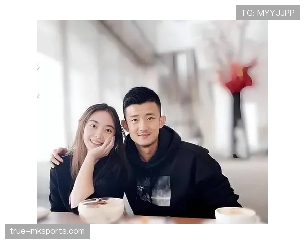 谌龙退役后在家带娃，老婆王适娴晒出他穿围裙做饭的样子，网友：这还是那个球场上杀气腾腾的他？